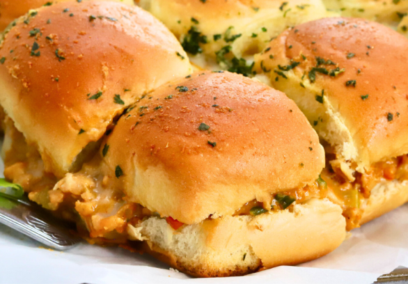 Cheesy pull-apart ground chicken sliders with queso and Hawaiian rolls – crowd-pleasing chicken appetizer or game day dinner