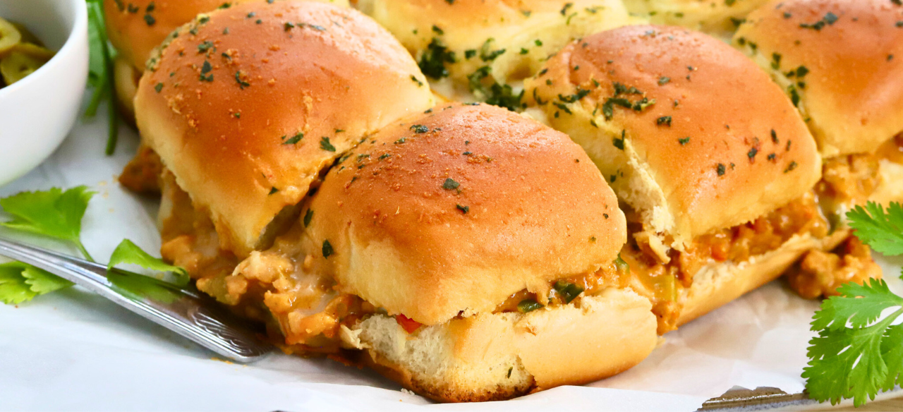 Cheesy pull-apart ground chicken sliders with queso and Hawaiian rolls – crowd-pleasing chicken appetizer or game day dinner